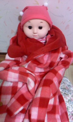 赤ちゃん人形服着せる